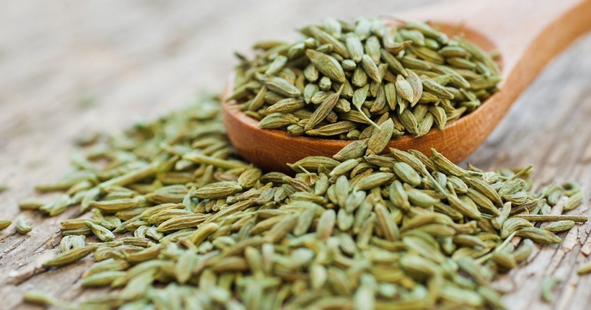 Anyż gwiaździsty i nasiona biedrzeńca anyżu obok siebie.