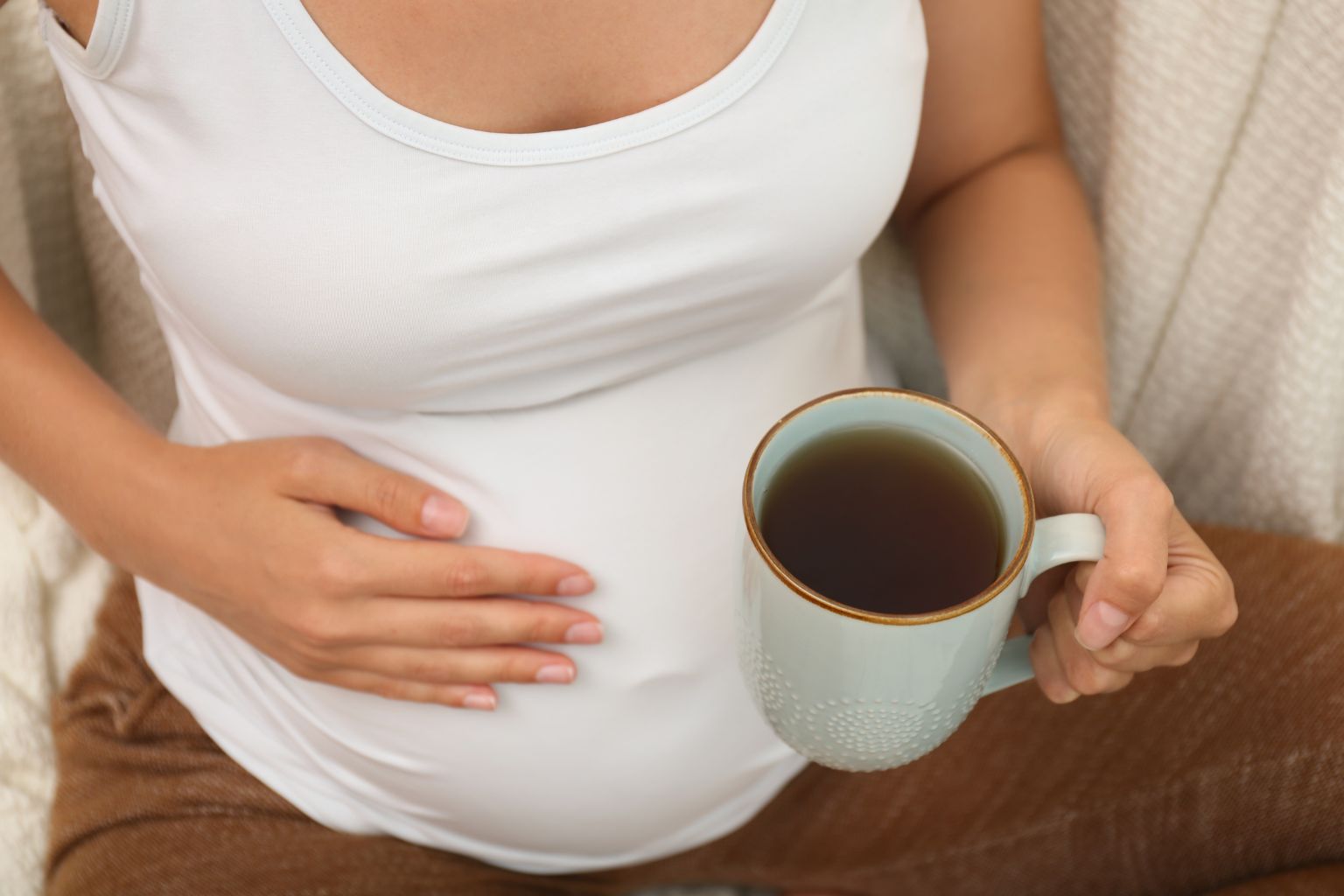 Kobieta w ciąży pijąca napar ziołowy - konsultacja medyczna dotycząca melisy