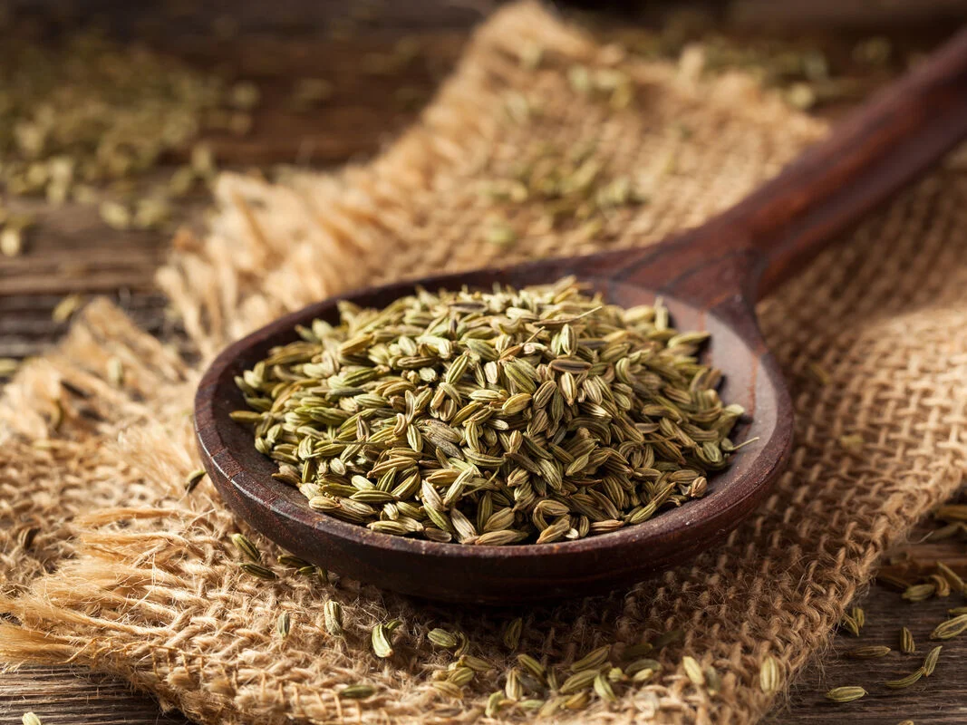 Łyżka drewniana z nasionami anyżu na trawienie