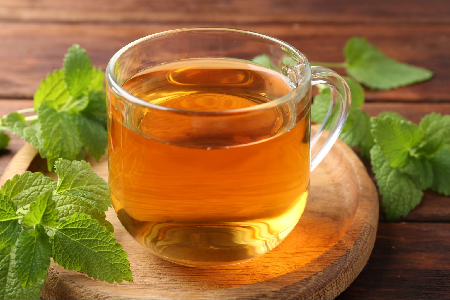 Napar z melisy w szklanej filiżance