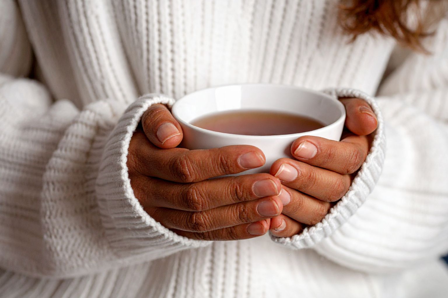 Picie herbaty z melisy wieczorem dla relaksu